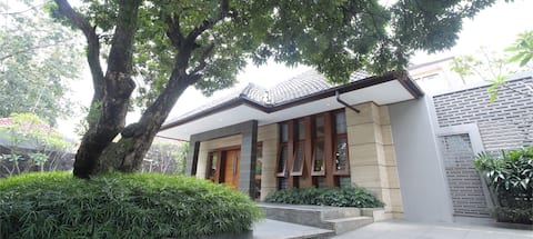 7 BR Villa Bandung 16 + Private Swimming Pool