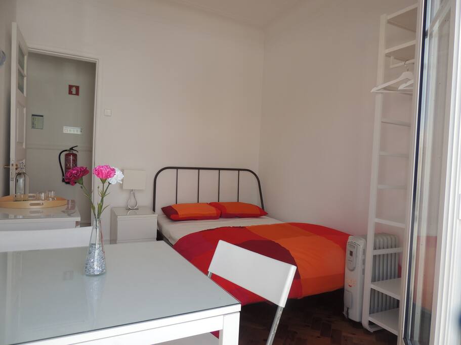 -Quarto 02 : cama de casal(nova), mesa de cabeceira, abajur(novo), mesa para refeições e trabalho com 02 cadeiras , cômoda e armário aberto (novo), balcony.