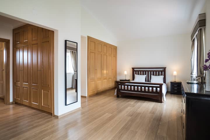 Spavaća soba 4, spavaća soba s bračnim krevetom, 1. kat, bračni krevet (širine 180-179 cm)