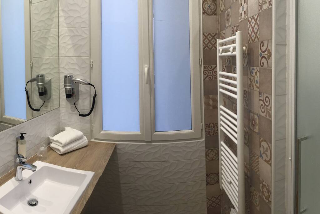 Salle de bain, entièrement équipée, sèche cheveux, serviettes, verres à dents jetables, savon mains et savon corps dans la douche, système "rain shower", sèche serviettes. Tout confort.