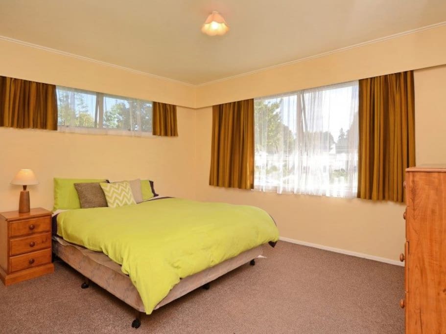 Another nice fully furnished room