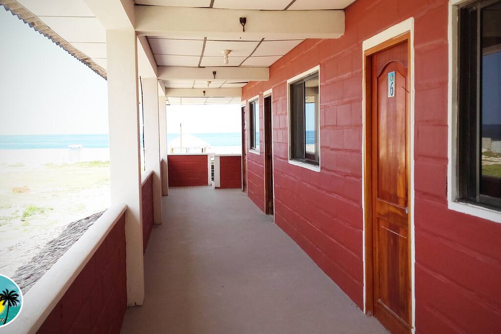 Pasillos con vista al mar.