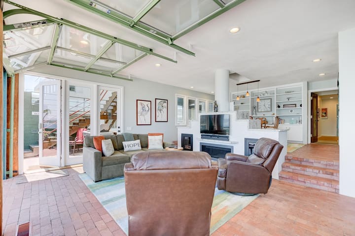 Bay Front, Roll Up Glass Walls, Roof deck Jacuzzi! gallery image 4