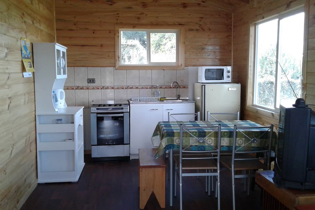 Cocina totalmente equipada con loza y servicio para 4 ó 6 personas.
