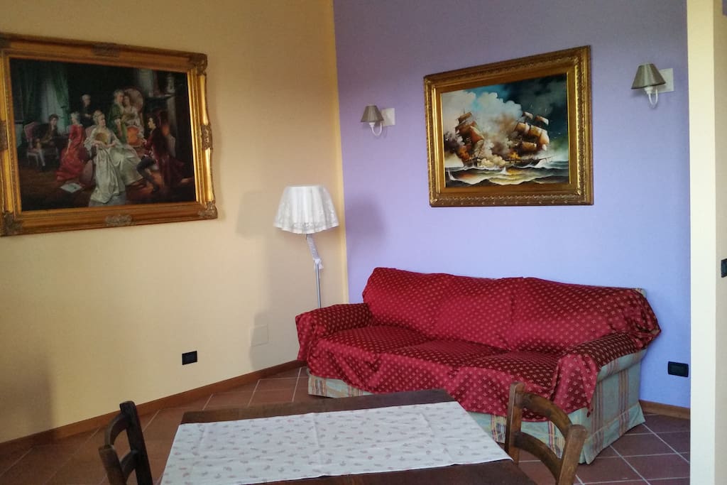 La zona giorno della camera degli ospiti