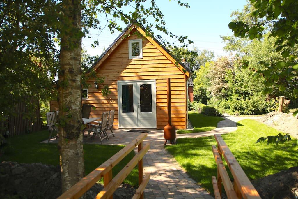 De ecolodge met eigen toegangsbrug