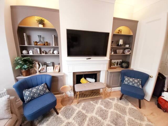 Luxury 5 Bed 4 Bath Garden House (3 desks) gallery image 3