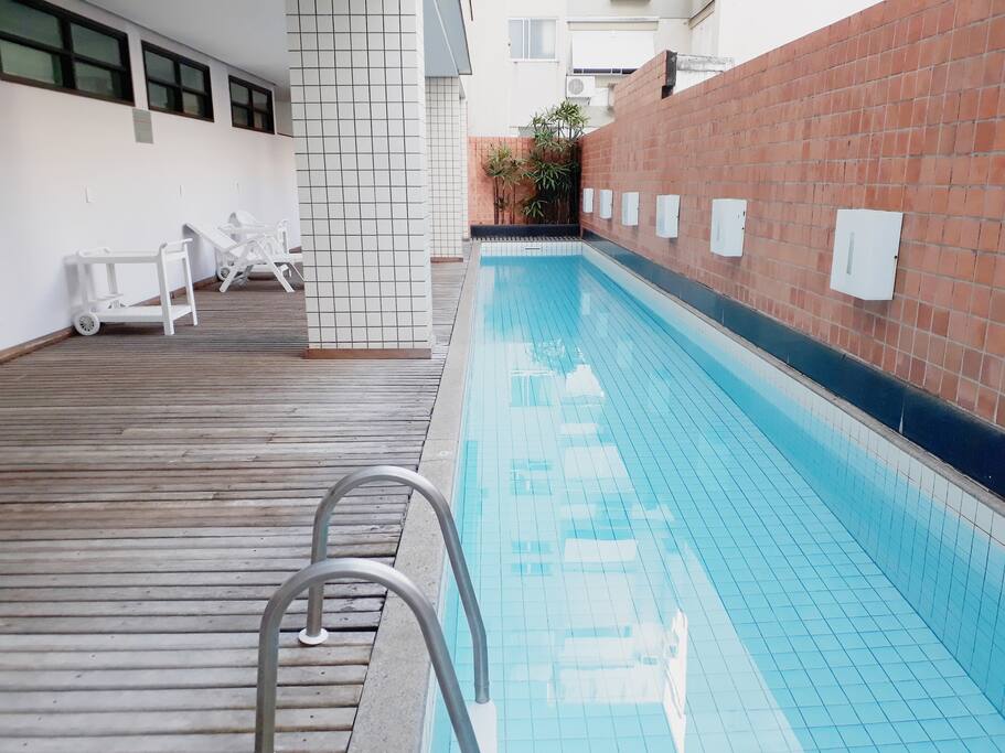 Piscina do condominio, tranquila e agradável.