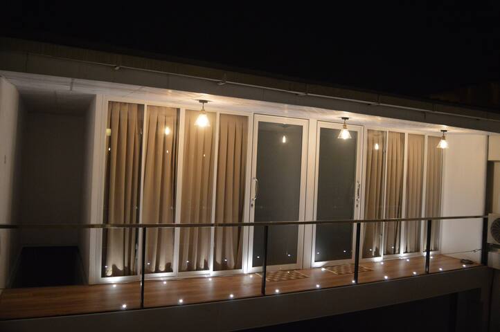 Roadster Studio XJ-S - A/C Private Room - 2 Guests