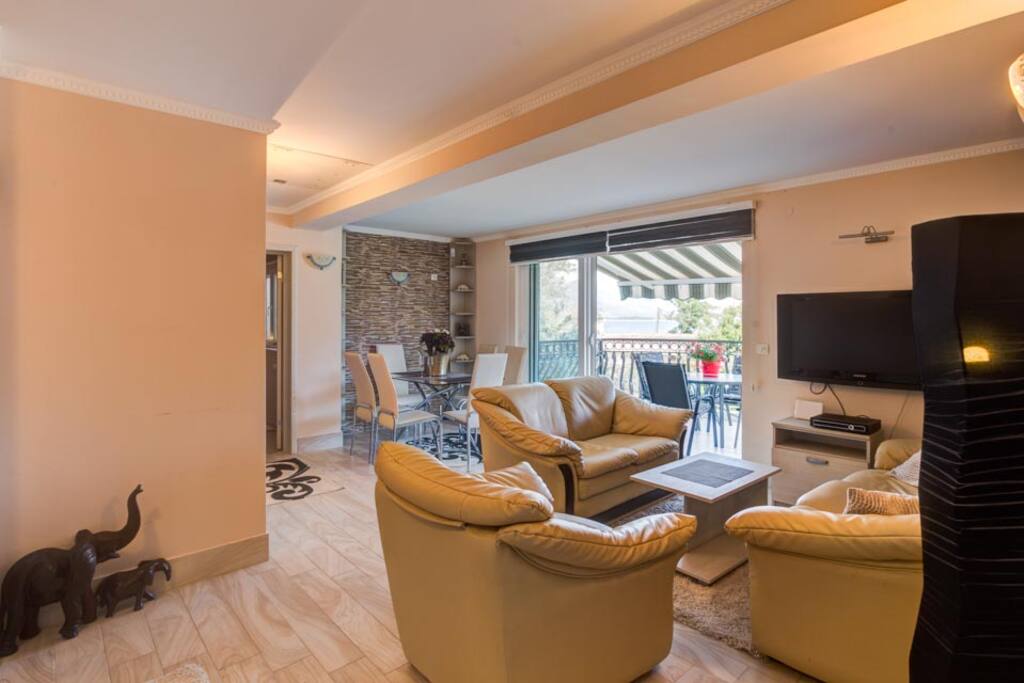 Plenty of light in the room, to make your daytime bright and relaxing.