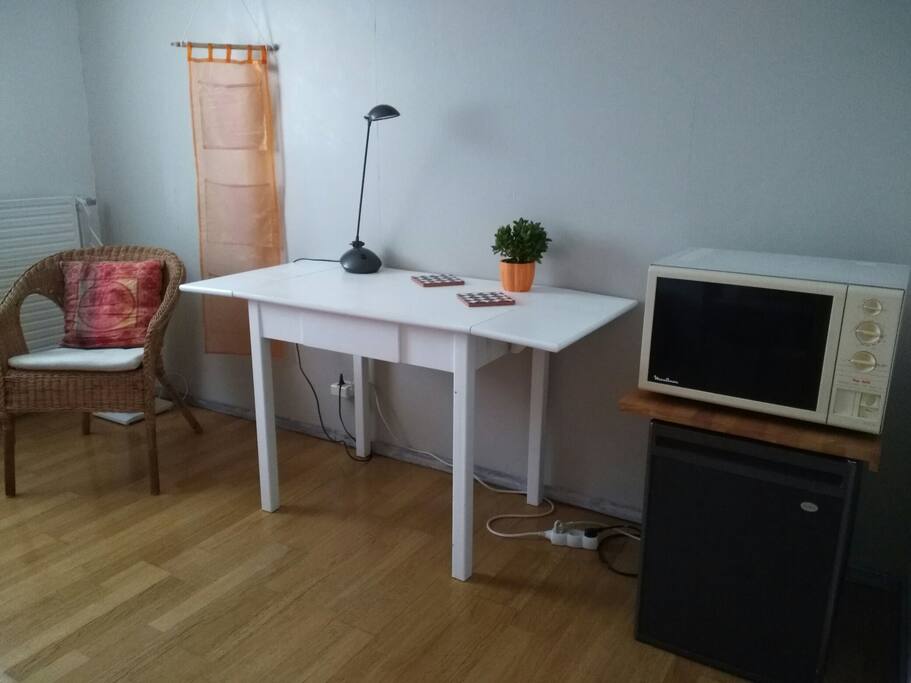 petit frigo et micro-ondes
