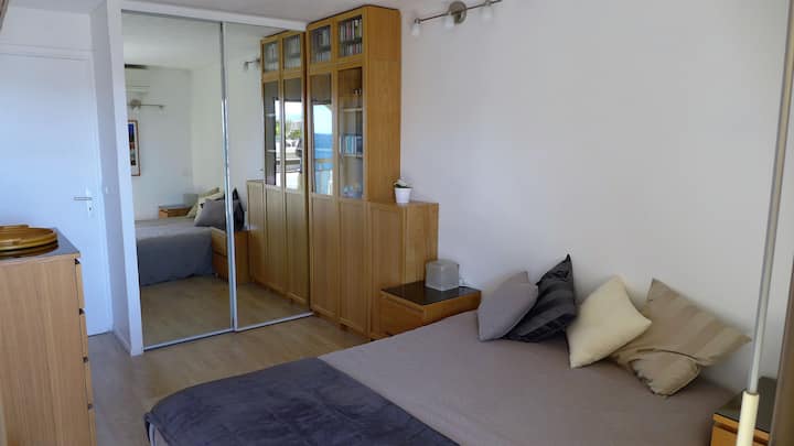 Dormitorio 2, cama doble de 160 x 200. Transformable en 2 camas individuales 80 x 200.

Bedroom 2, Queen Size 160 x 200, can be split into 2 single beds 
 80 x 200.
