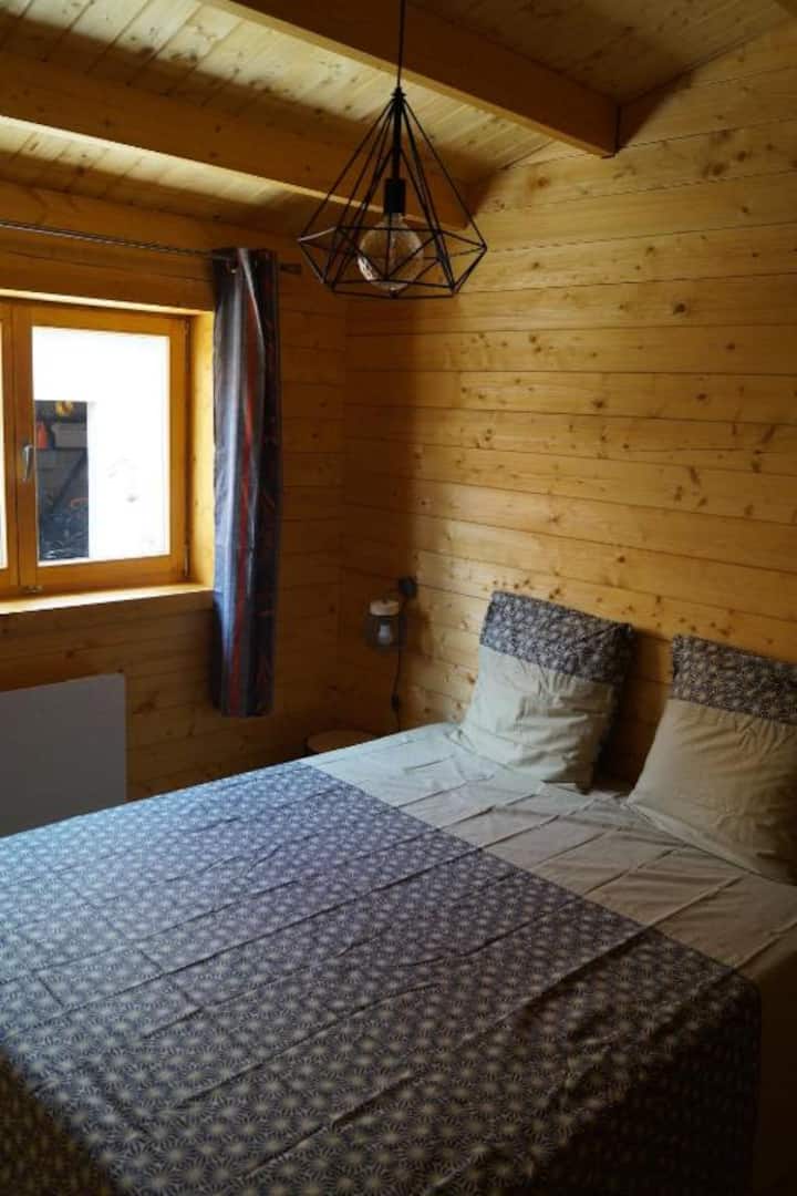 Bedroom with a 160 x 200 bed 