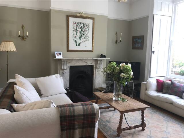 Large family home in N4. gallery image 5