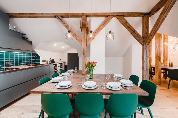 ♛ Big Design Apt – Sleeps 12 -★Best Location★ gallery image 2