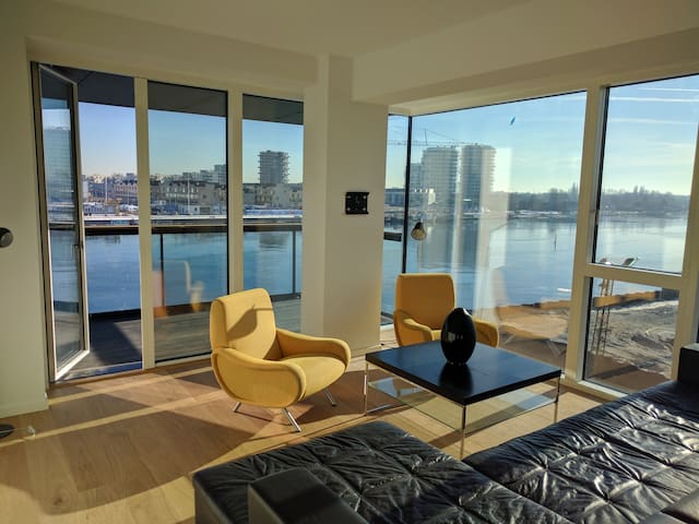 Exclusive 140 m2, 3 bedroom apartment by the water