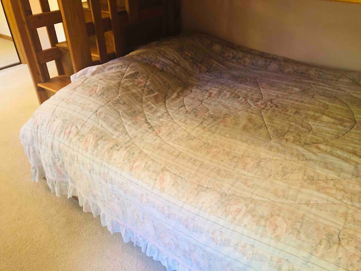 Ეს არის ორსართულიანი საწოლის სრული ზომის ქვედა ნაწილი.