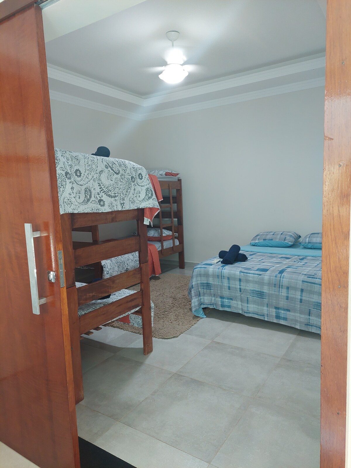 ห้องนอน 02: มีเตียงคู่ 1 หลังและเตียงสองชั้น 2 หลัง เครื่องปรับอากาศและพัดลมเพดาน