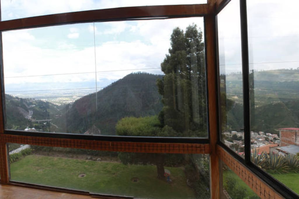 Grandes ventanales en el piso superior, estás en la ciudad pero con la paz y tranquilidad del campo.