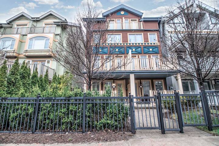 Toronto Gem: Steps from Beach, TTC, and Downtown! gallery image 2