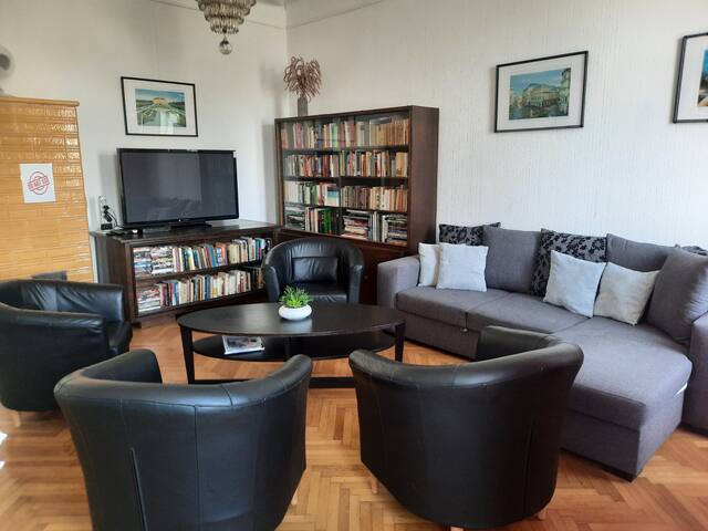 Family apartment with two bathrooms near to city gallery image 2