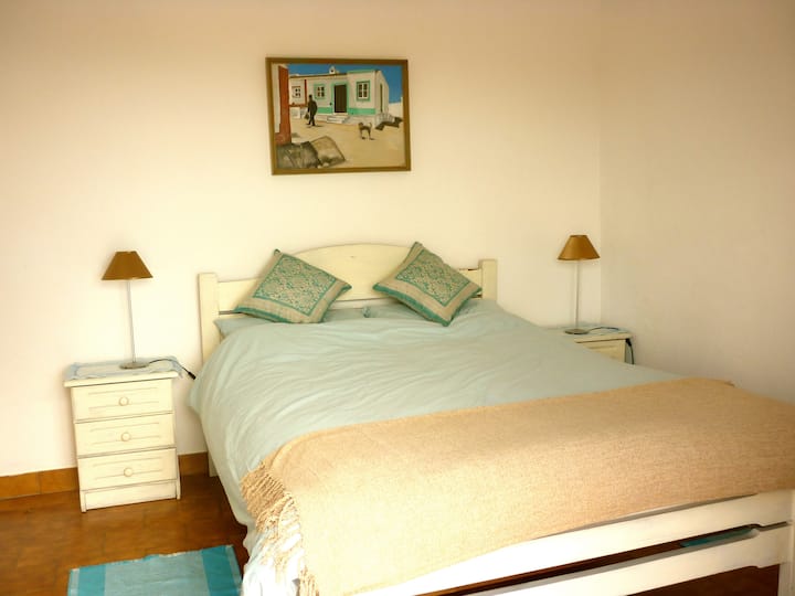 Главната спална соба на горниот кат со тераса на покривот.