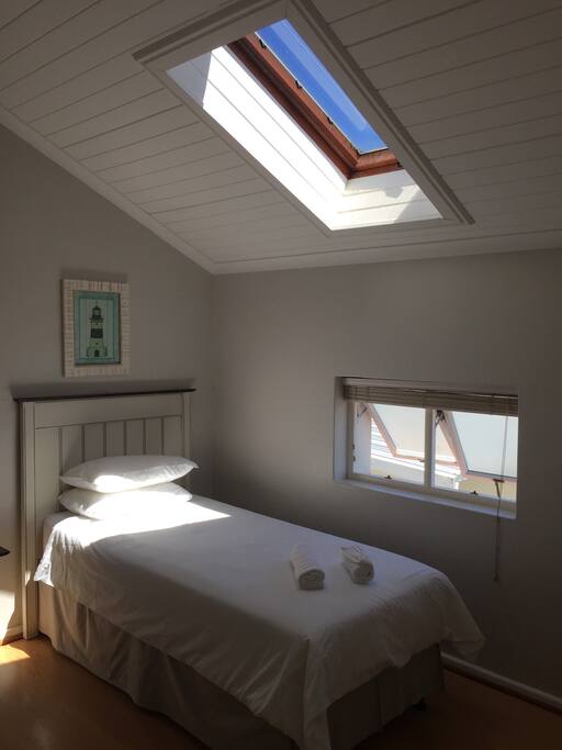 2nd Bedroom with Twin Single Beds