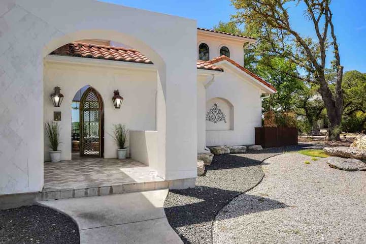 Clifftop Luxury: Pool, Sunsets & Panoramic Views gallery image 3
