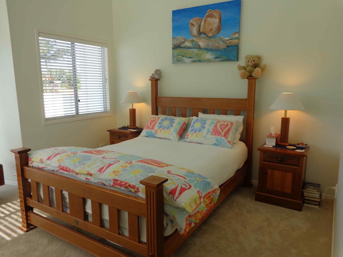 Prostrana glavna spavaća soba, klimatizirana. Vodi na balkon za sjedenje za dvoje.