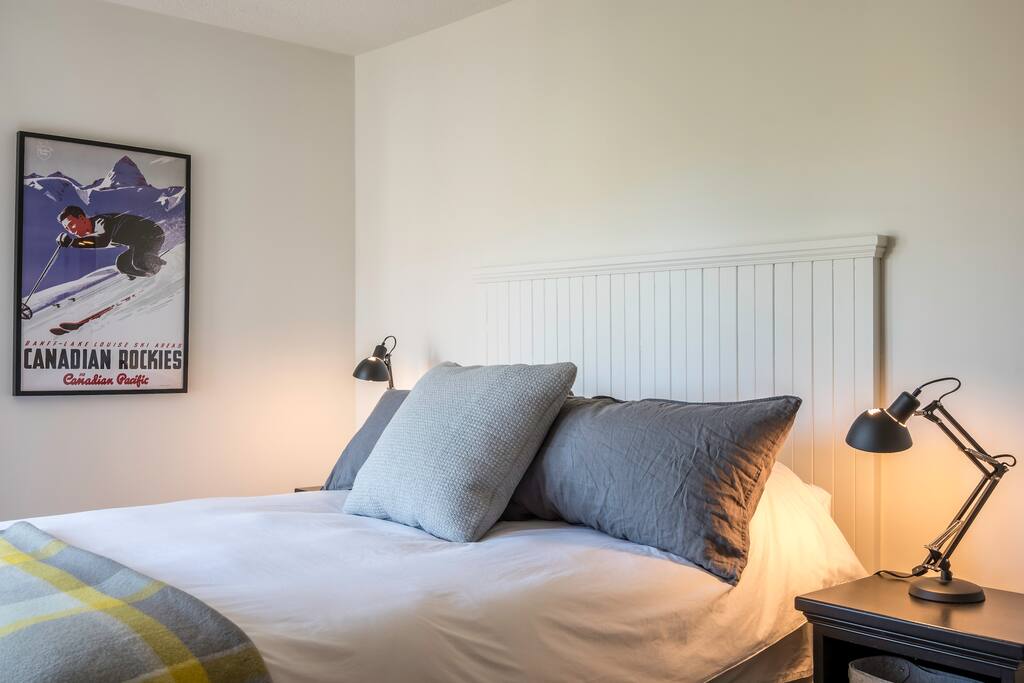 chambre-1- lit double avec vue sur la montagne et le lac- accès balcon