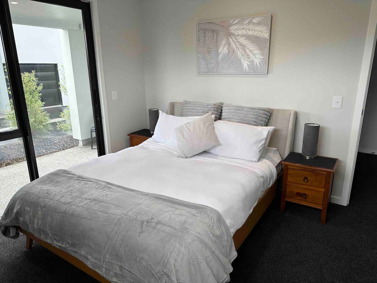 Chumba cha kitanda cha malkia kinachoangalia nje kwenye baraza la ghorofa ya chini 