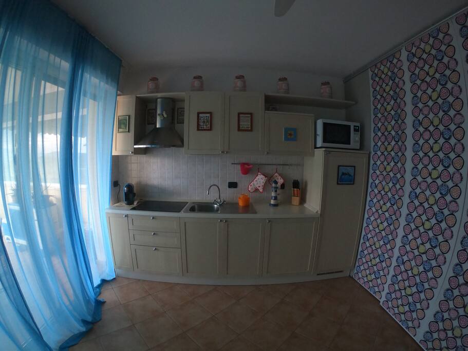 Cucina con piano ad induzione e microonde