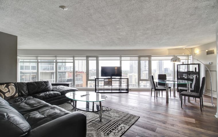 *Cool&Contemporary* Condo steps from Eaton Center