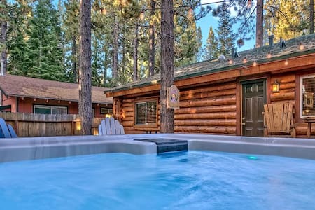 Cozy Rustic Log Cabin Oasis, Dog Friendly, Hot tub