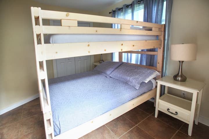 Ოთახი №3: ორსართულიანი საწოლი (სრული და ორადგილიანი)