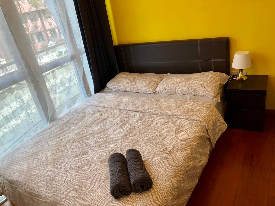 Master bedroom with queen size bed 主卧双人床