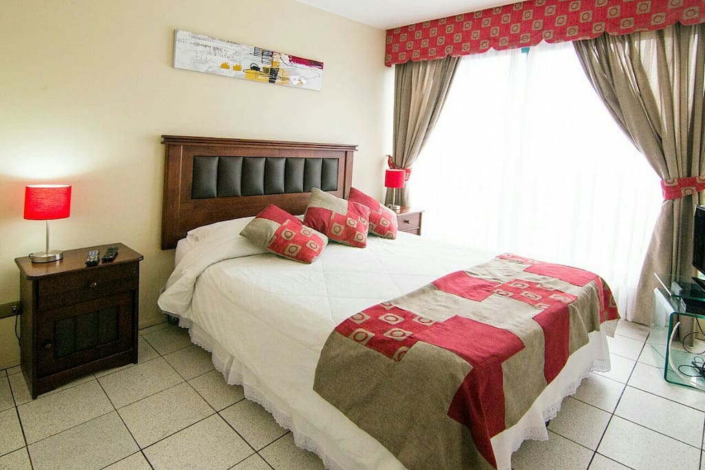 Cama Queen size, hace que su visita sea cómoda y placentera.-
