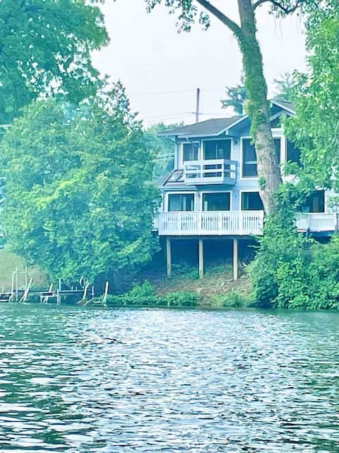 Large lakefront w/ pier & kayaks on Jimmerson/James