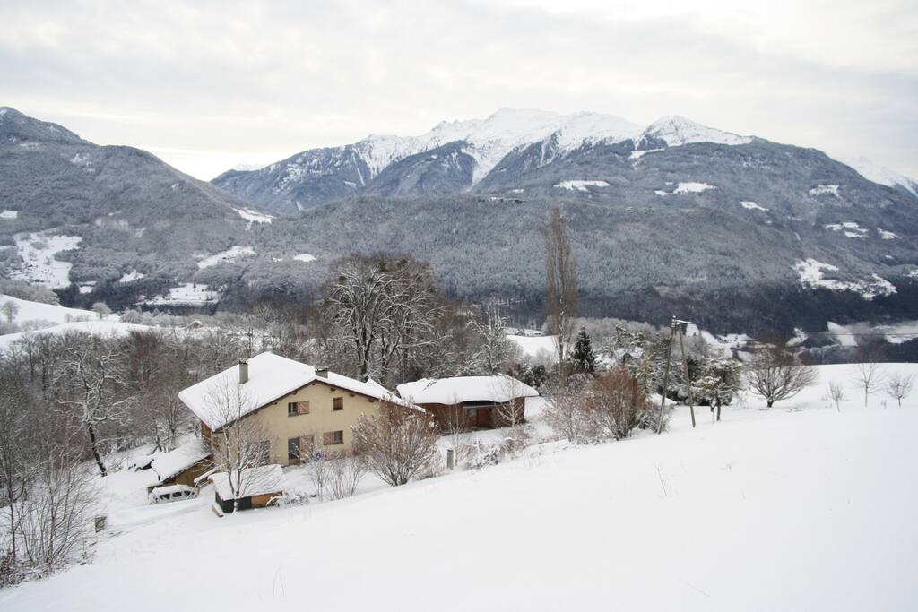 L'hiver, la maison des hôtes et le gîte sous la neige. Piste de luge parfaite !