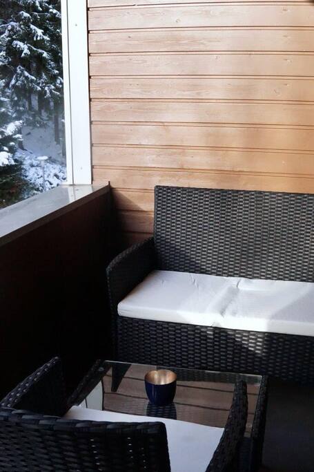 Auf der großzügigen Loggia haben bis zu vier Personen Platz. Die gemütliche Lounge-Ecke lädt zum Verweilen ein: Im Winter bei Glühwein, im Sommer bei einem Prosecco.
