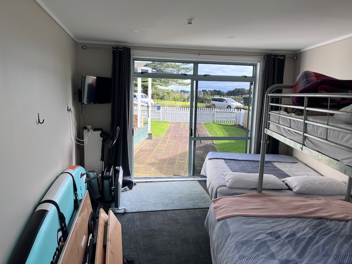 يحتوي مكان النوم على سريرين كبيرين وسرير واحد. 
جهاز أيضًا عبارة عن تلفزيون وصندوق بث