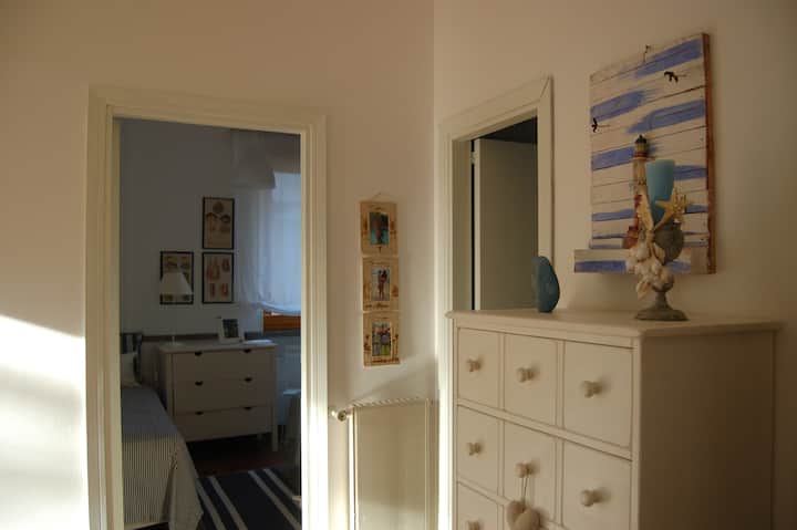 一楼卧室和卫生间的宽敞走廊