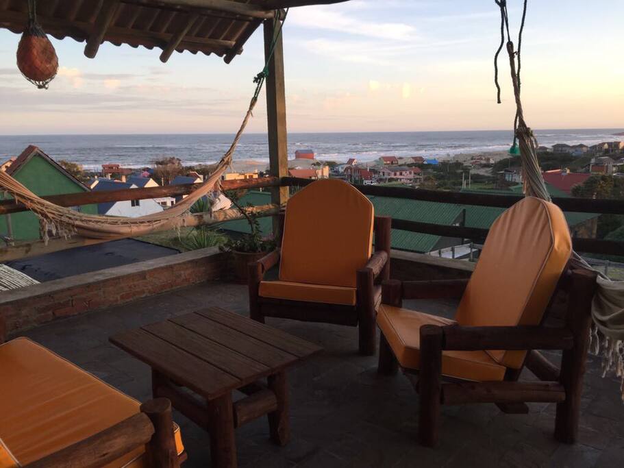 Segunda terraza- techada y amoblada. Vista a la Playa de la Viuda al caer el sol.