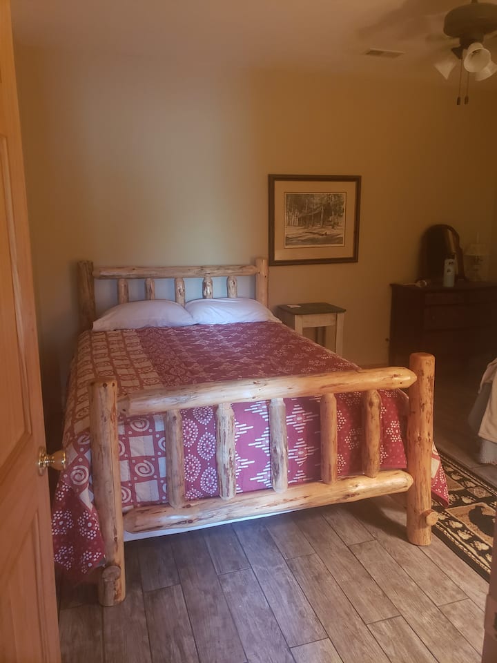 غرفة نوم ثالثة في الطابق السفلي بسرير كبير وسرير كامل. 