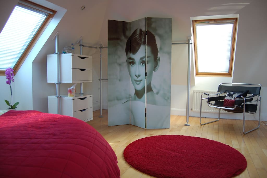 This is our premier Big roundbed room. Scandihobbitychic!