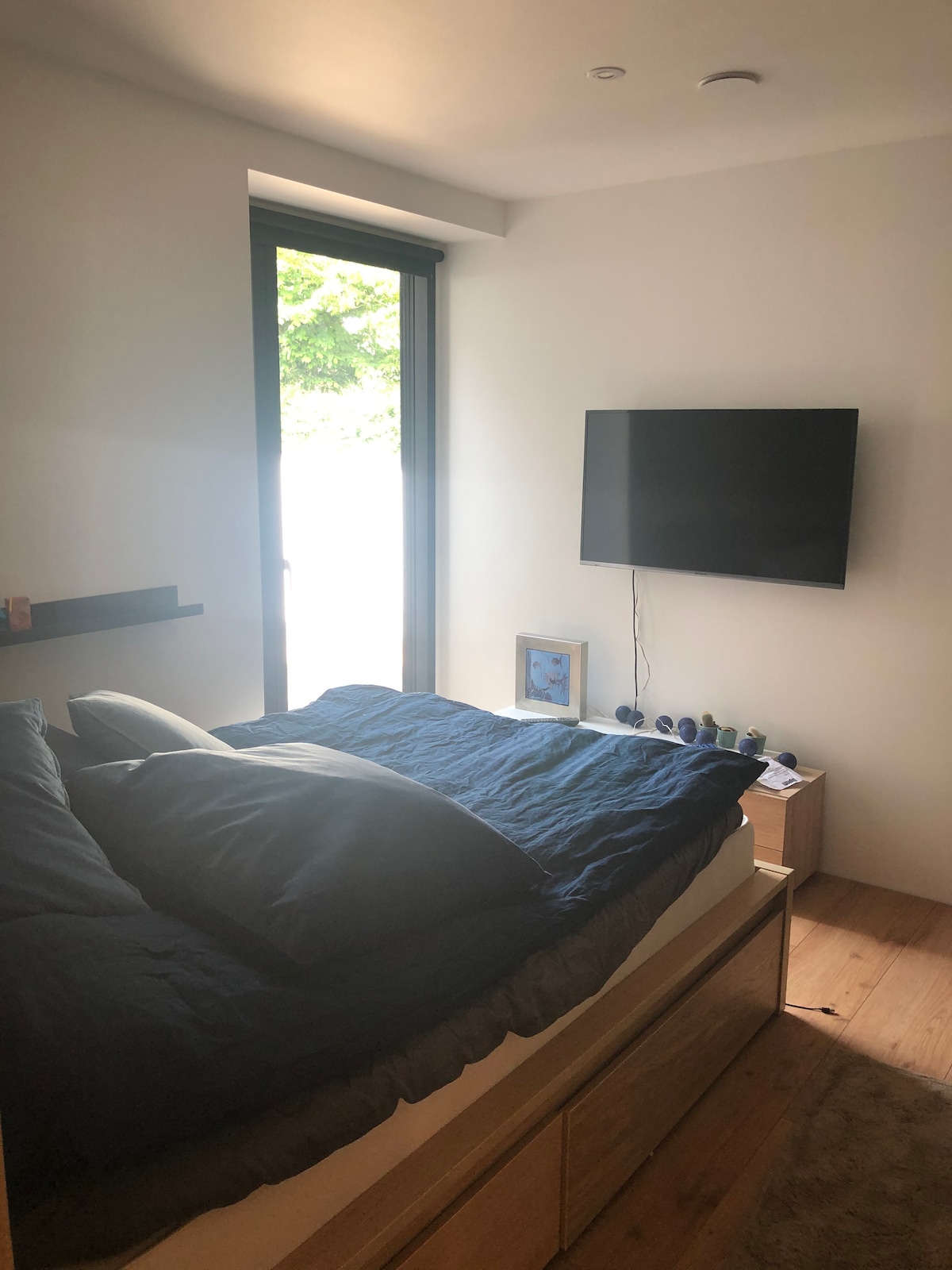 غرفة بحجم كوين (الطابق السفلي) ومخرج إلى الشرفة. المدخل من المدخل في الطريق إلى غرفة المعيشة. 