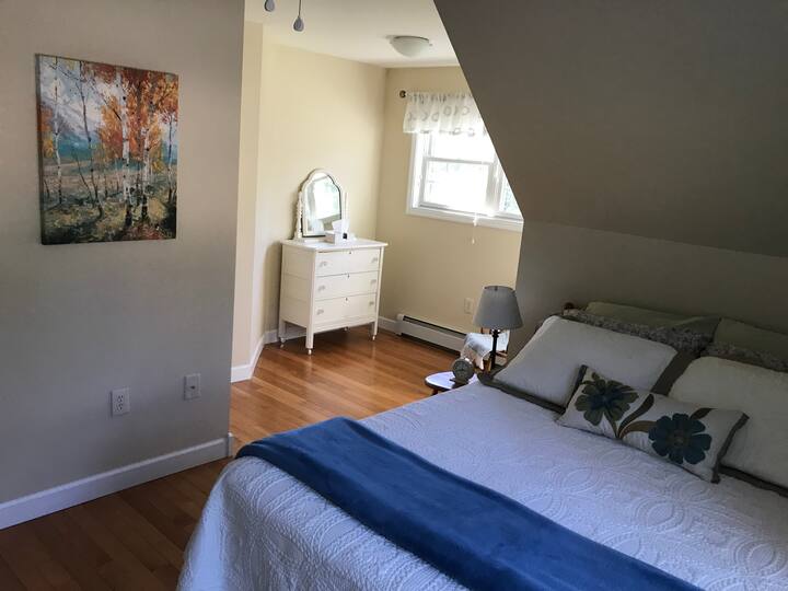 卧室配备一张标准双人床和一间客厅。 
为了让您住得舒适，客厅窗户上还有一个窗户空调。