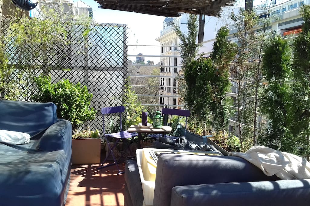 Zona chillout de la terraza con 2 chaise lounge y techado de bambu