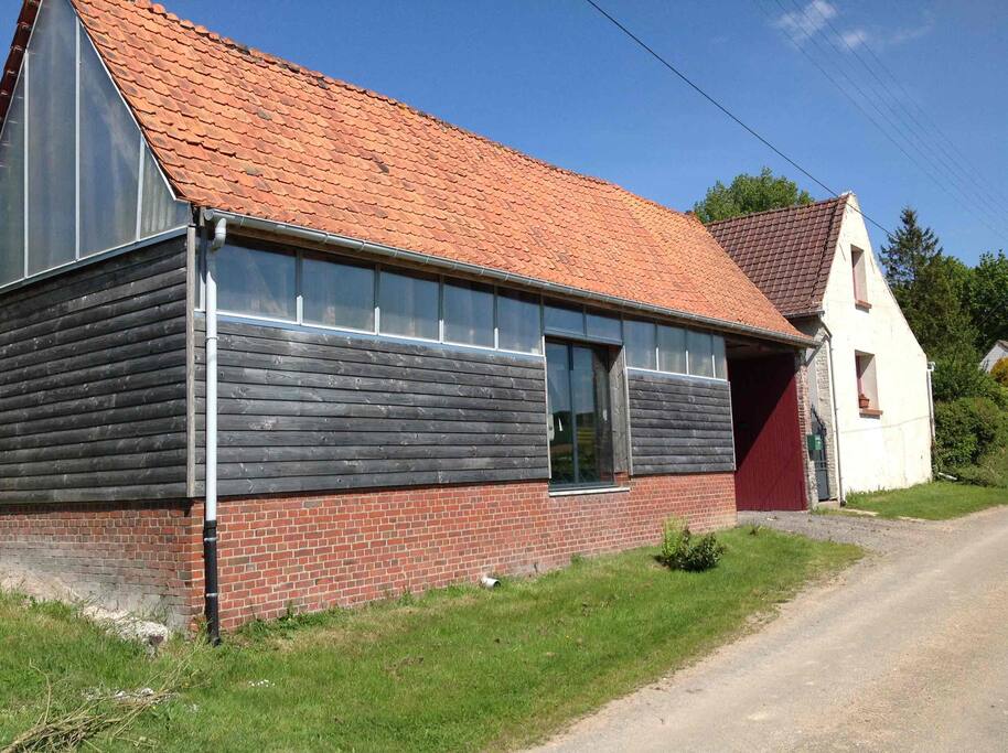 La grange et la maison, côté rue