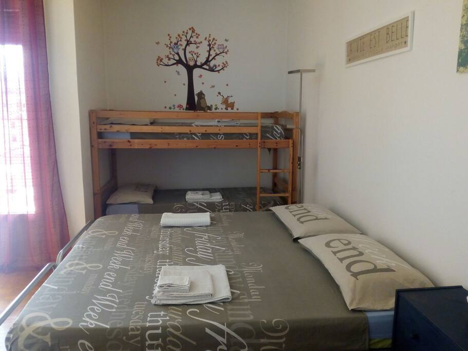 Letto matrimoniale e letto a castello. Double large bed and bunk bed.